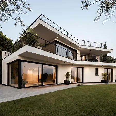 Villa Mysummer Lakeside With Pool And Hot Tub