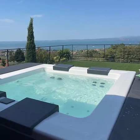 Mysummer Lakeside With Pool And Hot Tub Villa